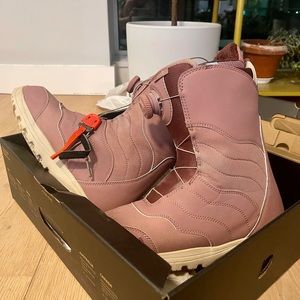 Final Sale- Size 8W Burton Mint BOA snowboard boots in very good condition